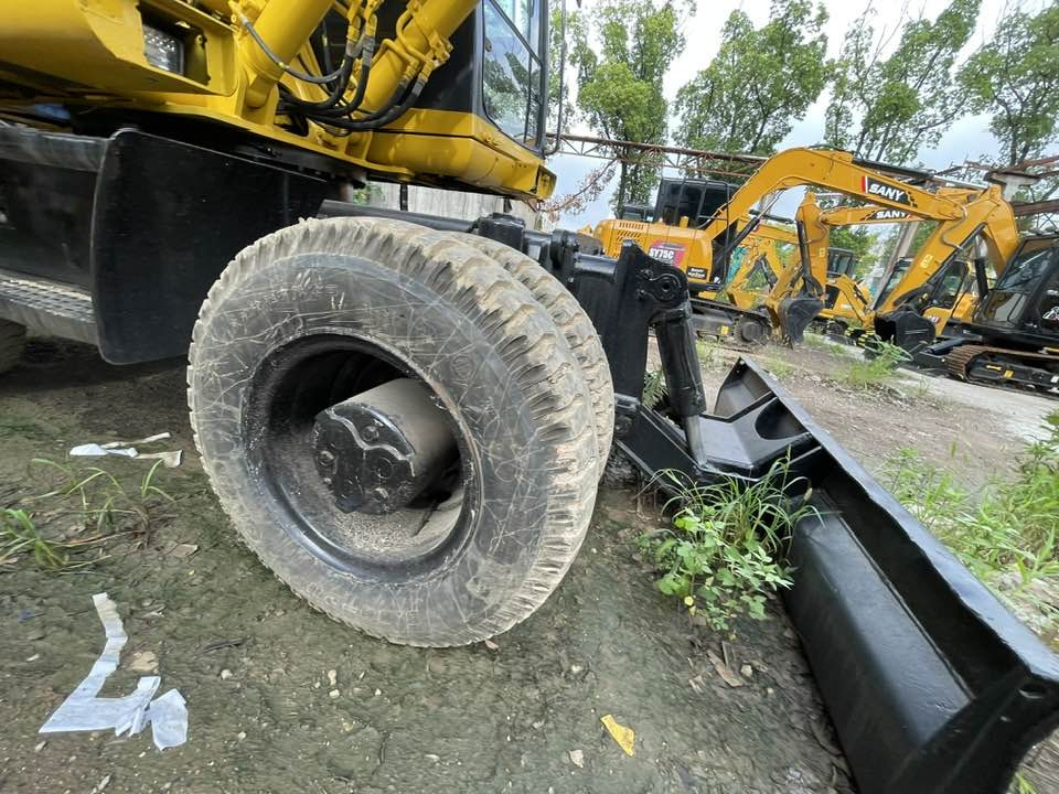 Pelle sur pneus Komatsu PW160: photos 18