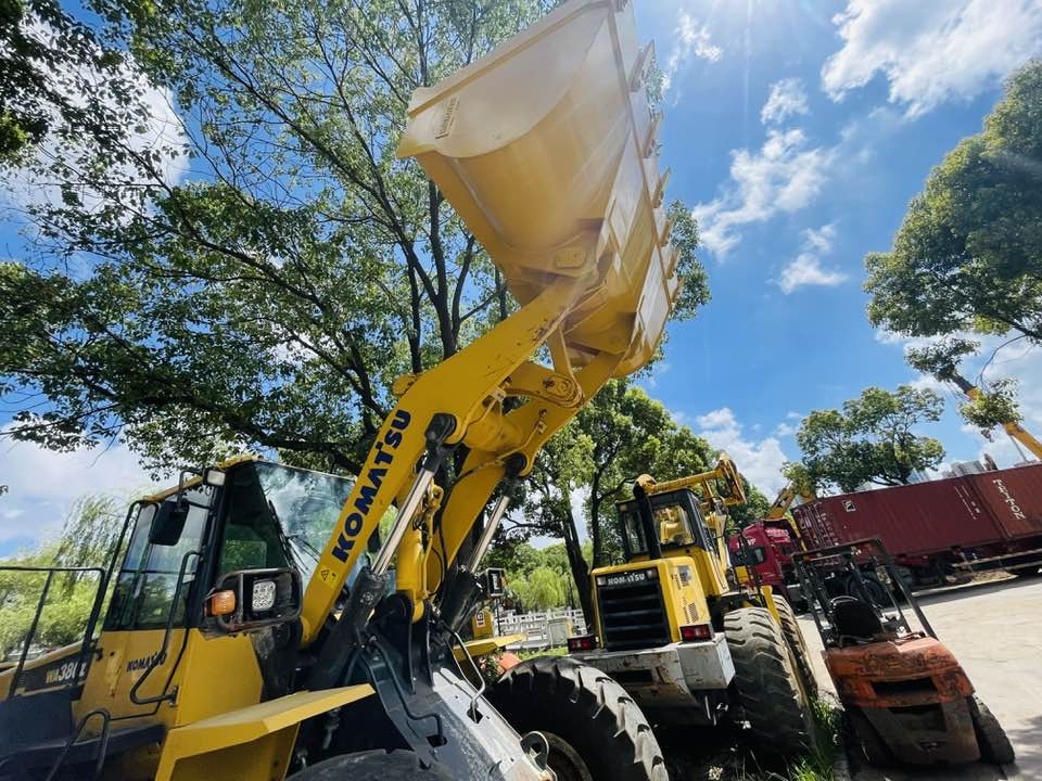 Komatsu WA380-8 - Chargeuse sur pneus: photos 4 Komatsu WA380-8 - Chargeuse sur pneus: photos 4