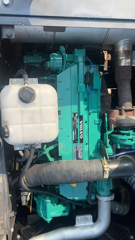 Vovlo EC300 - Pelle sur pneus: photos 3 Vovlo EC300 - Pelle sur pneus: photos 3