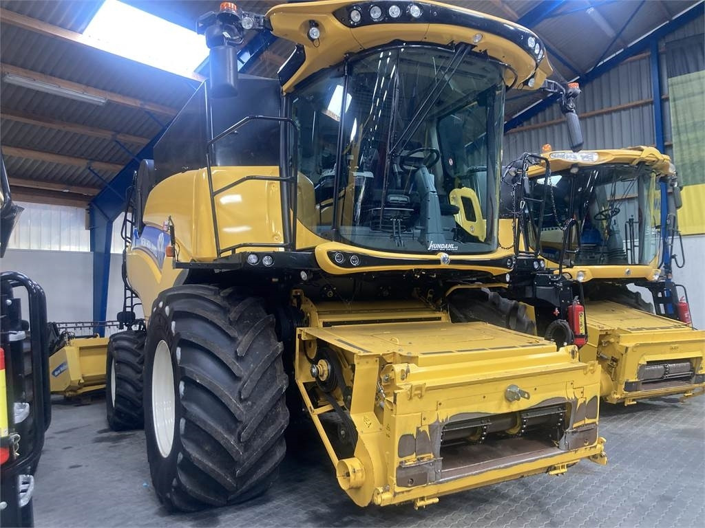 New Holland CR.9.90 SLH - Moissonneuse-batteuse: photos 2 New Holland CR.9.90 SLH - Moissonneuse-batteuse: photos 2