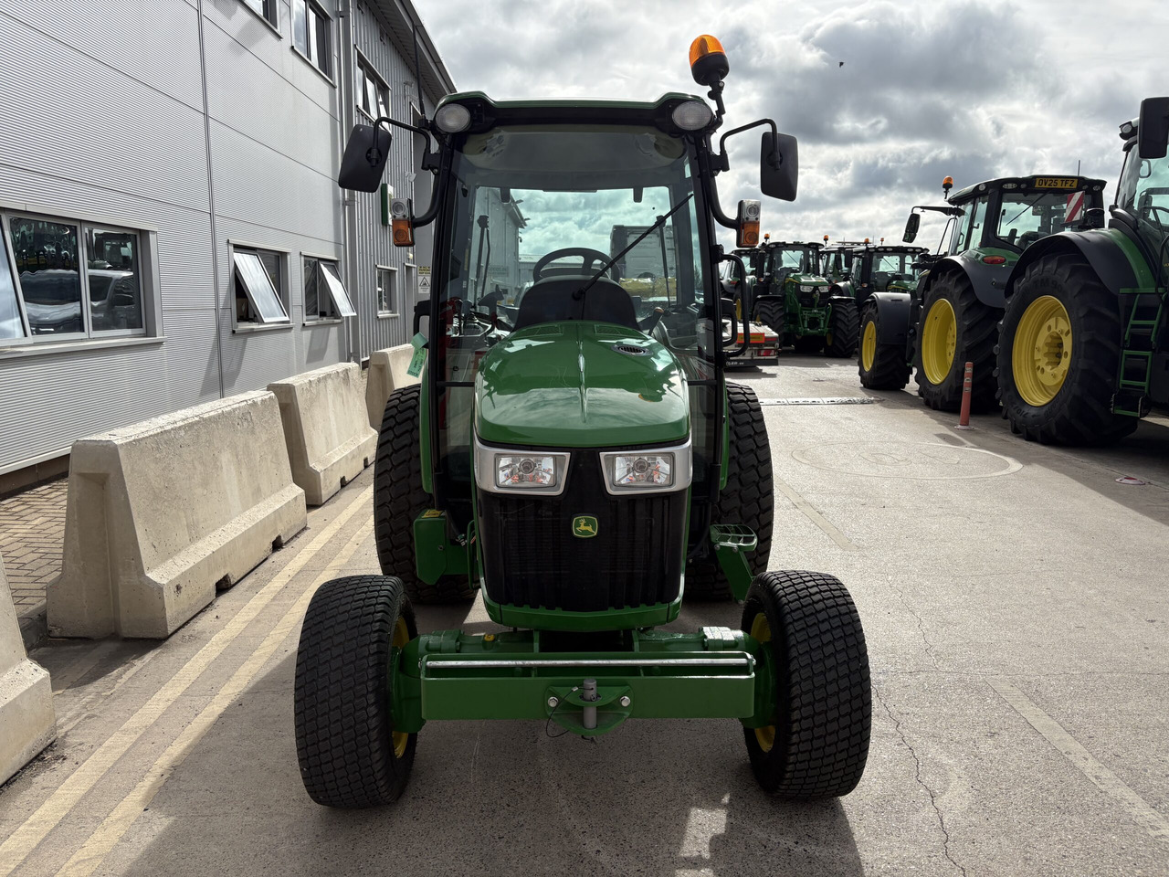 John Deere 4066R Compact Tractor - Micro tracteur: photos 2 John Deere 4066R Compact Tractor - Micro tracteur: photos 2