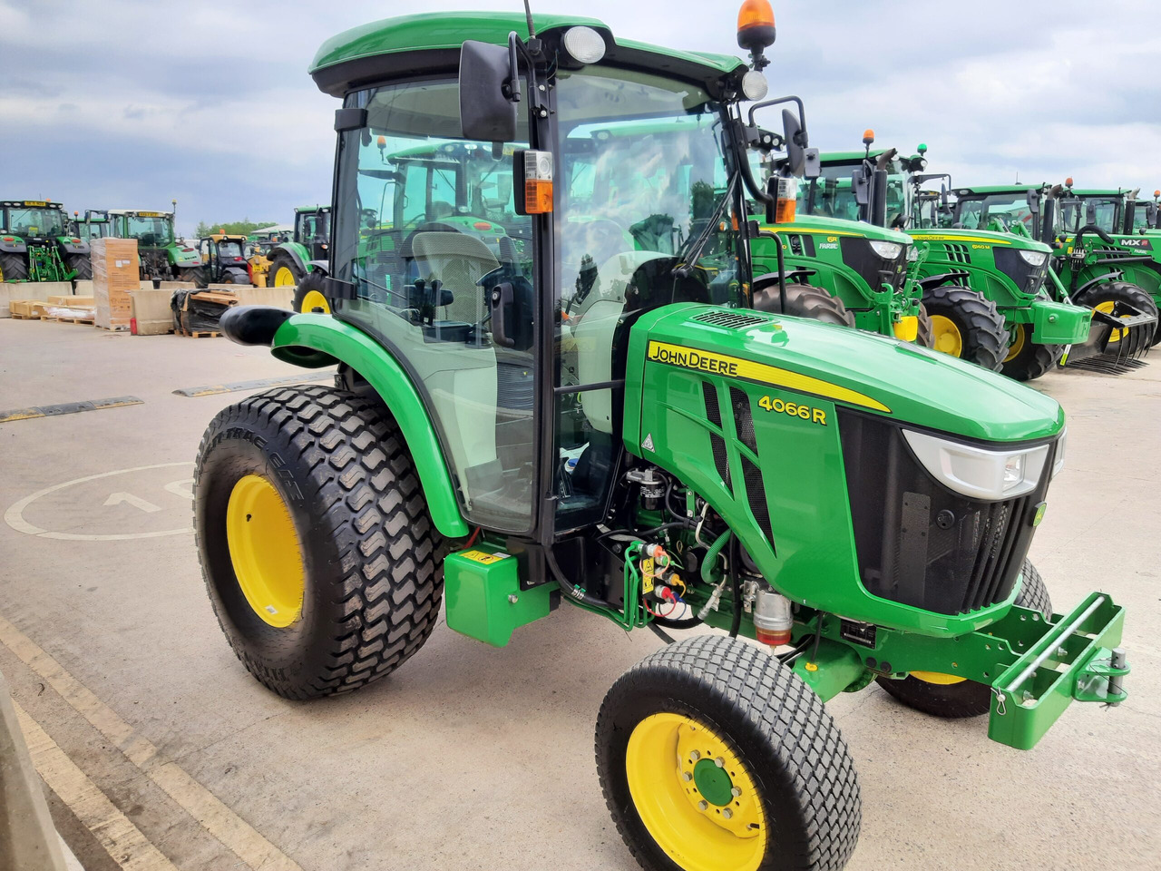 John Deere 4066R Compact Tractor - Micro tracteur: photos 3 John Deere 4066R Compact Tractor - Micro tracteur: photos 3