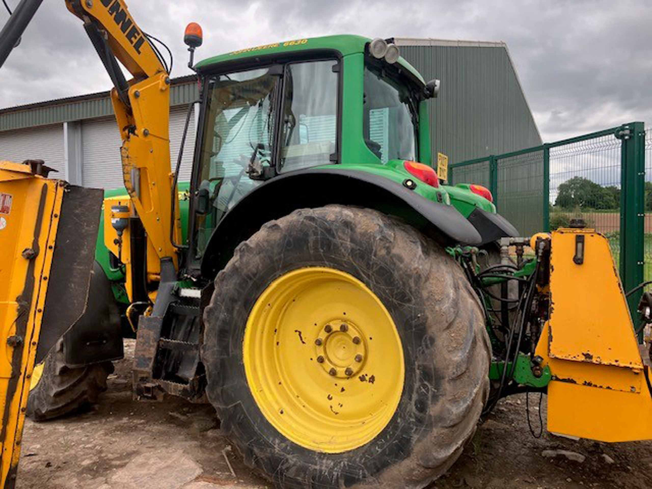 John Deere 6630 Premium + McConnel Mid mount hedgecutter - Tracteur agricole: photos 3 John Deere 6630 Premium + McConnel Mid mount hedgecutter - Tracteur agricole: photos 3