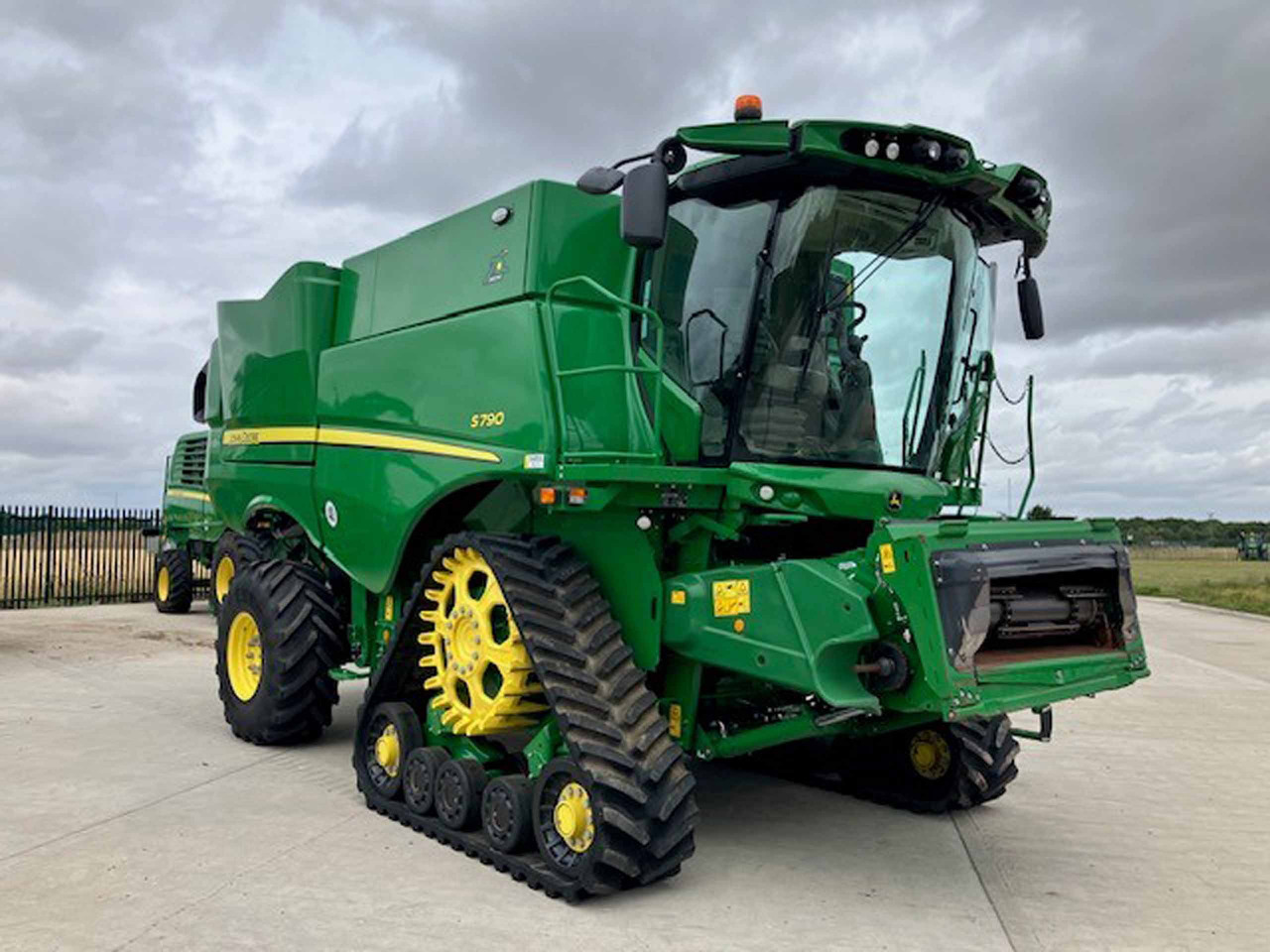 John Deere S790 - Moissonneuse-batteuse: photos 1 John Deere S790 - Moissonneuse-batteuse: photos 1