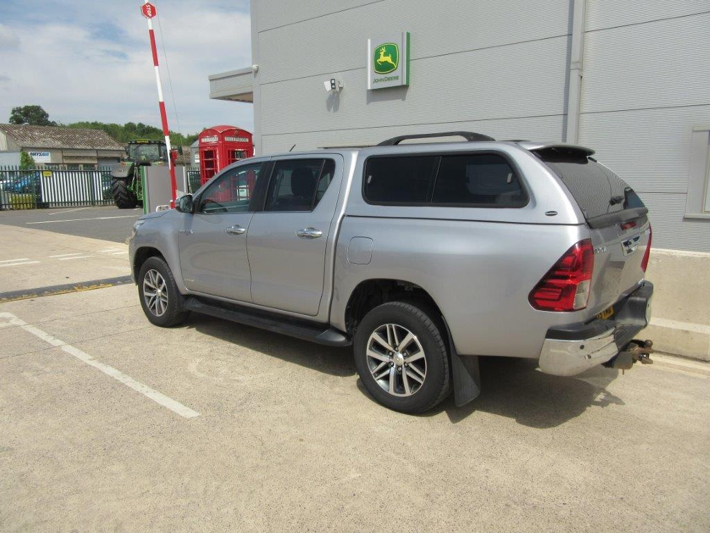 TOYOTA HILUX INVINCIBLE - Pick-up: photos 4 TOYOTA HILUX INVINCIBLE - Pick-up: photos 4