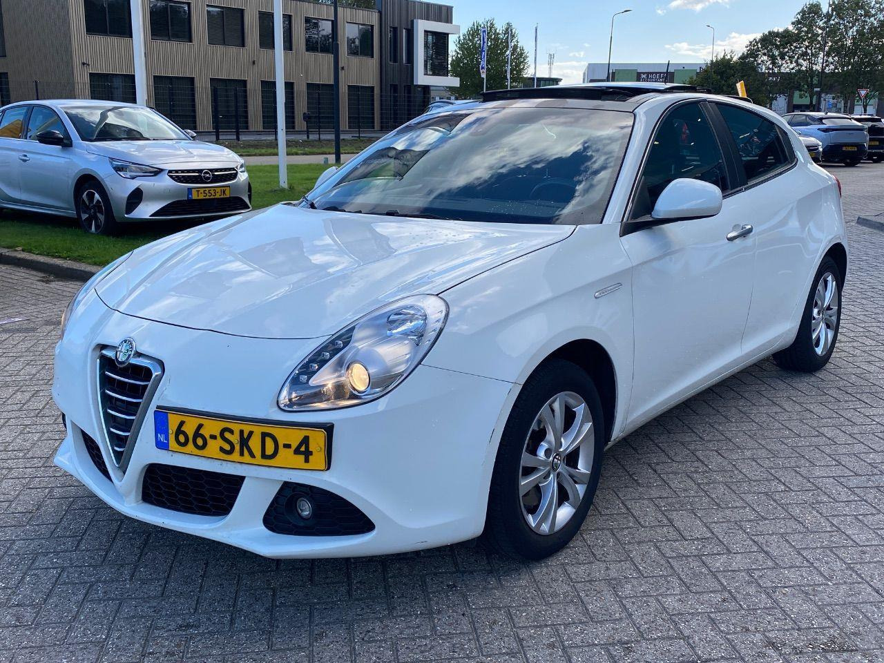 Alfa Romeo Giulietta 1.4 T Distinctive | 2011 | 200.056 km | 66SKD4 | NAP: Logisch - Voiture à hayon: photos 1 Alfa Romeo Giulietta 1.4 T Distinctive | 2011 | 200.056 km | 66SKD4 | NAP: Logisch - Voiture à hayon: photos 1