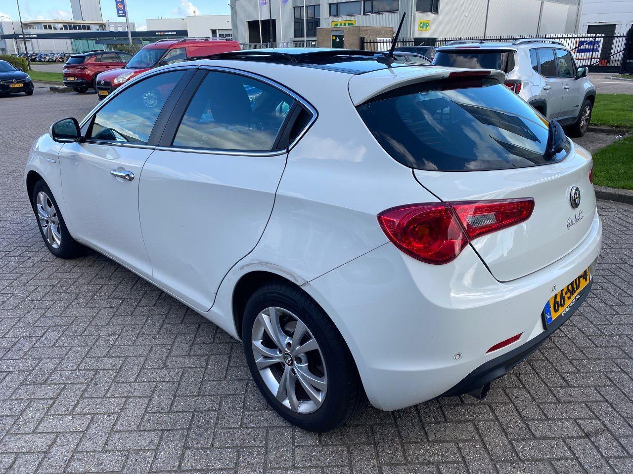 Alfa Romeo Giulietta 1.4 T Distinctive | 2011 | 200.056 km | 66SKD4 | NAP: Logisch - Voiture à hayon: photos 3 Alfa Romeo Giulietta 1.4 T Distinctive | 2011 | 200.056 km | 66SKD4 | NAP: Logisch - Voiture à hayon: photos 3