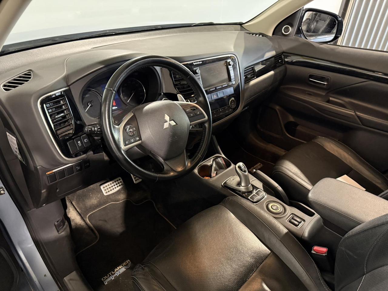 Mitsubishi Outlander 2.0 PHEV Instyle |2013 | 268.145 km | 3-TBJ-10 - SUV: photos 4 Mitsubishi Outlander 2.0 PHEV Instyle |2013 | 268.145 km | 3-TBJ-10 - SUV: photos 4