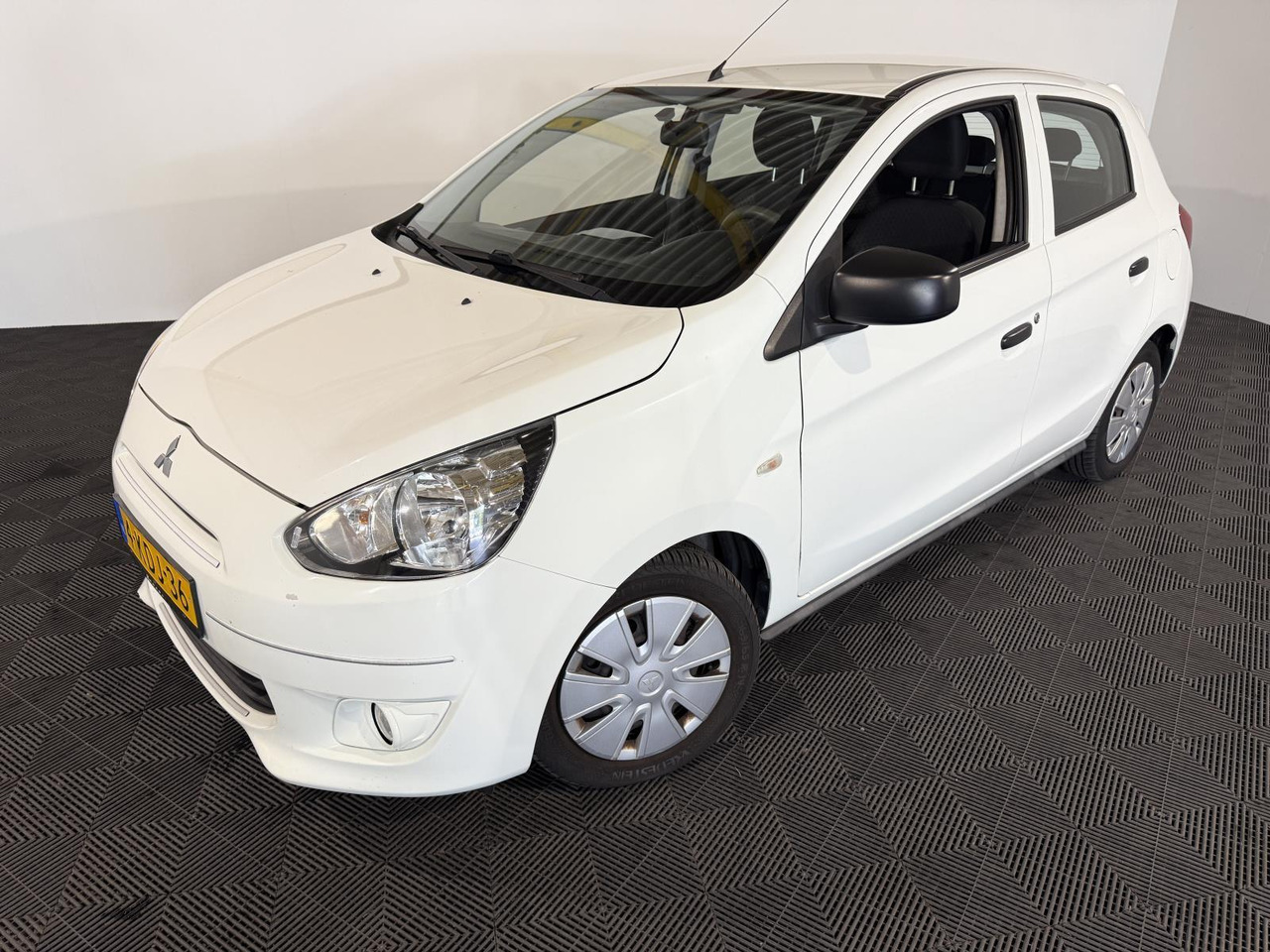 Mitsubishi | Space Star | 1.0 Inform | 2013 | 169.821 km | 4KDJ36 | Logisch - Voiture à hayon: photos 1 Mitsubishi | Space Star | 1.0 Inform | 2013 | 169.821 km | 4KDJ36 | Logisch - Voiture à hayon: photos 1