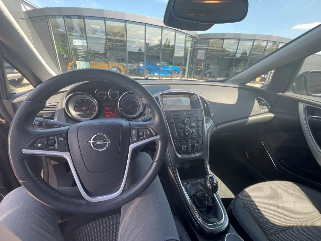 Opel Astra 1.4 Turbo Cosmo | 2011 | 155.769 km | 37RJV5 | NAP: Logisch - Voiture: photos 5 Opel Astra 1.4 Turbo Cosmo | 2011 | 155.769 km | 37RJV5 | NAP: Logisch - Voiture: photos 5