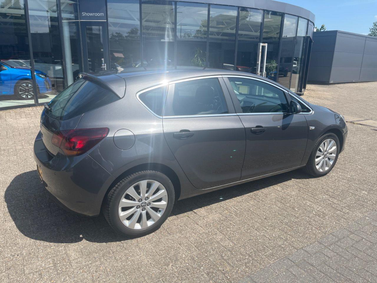 Opel Astra 1.4 Turbo Cosmo | 2011 | 155.769 km | 37RJV5 | NAP: Logisch - Voiture: photos 4 Opel Astra 1.4 Turbo Cosmo | 2011 | 155.769 km | 37RJV5 | NAP: Logisch - Voiture: photos 4