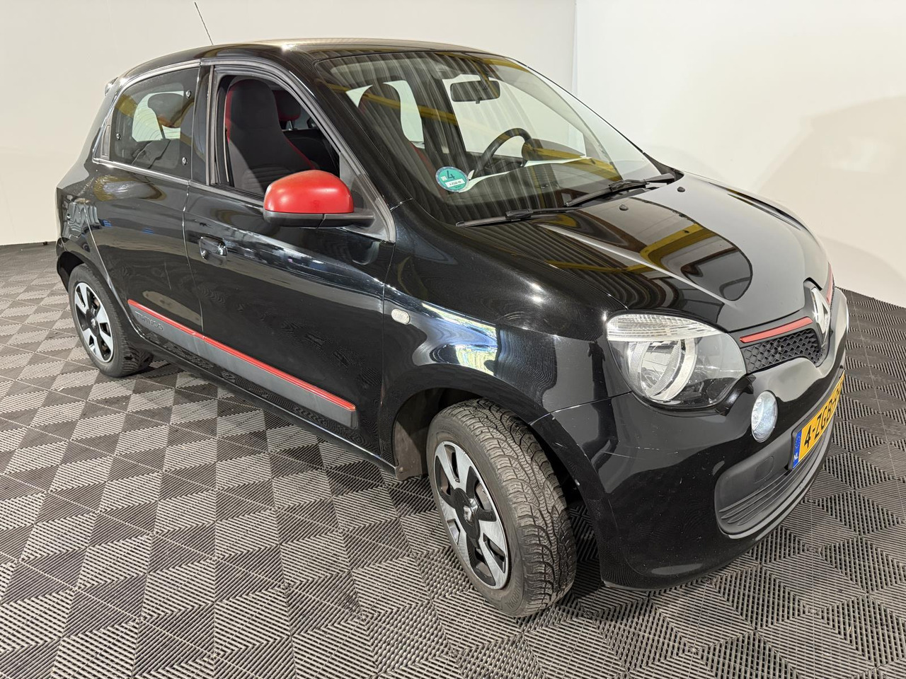 Renault | Twingo | 1.0 SCe Expression | 2015 | 226.056 km | 4ZGB99 | Logisch - Voiture à hayon: photos 5 Renault | Twingo | 1.0 SCe Expression | 2015 | 226.056 km | 4ZGB99 | Logisch - Voiture à hayon: photos 5