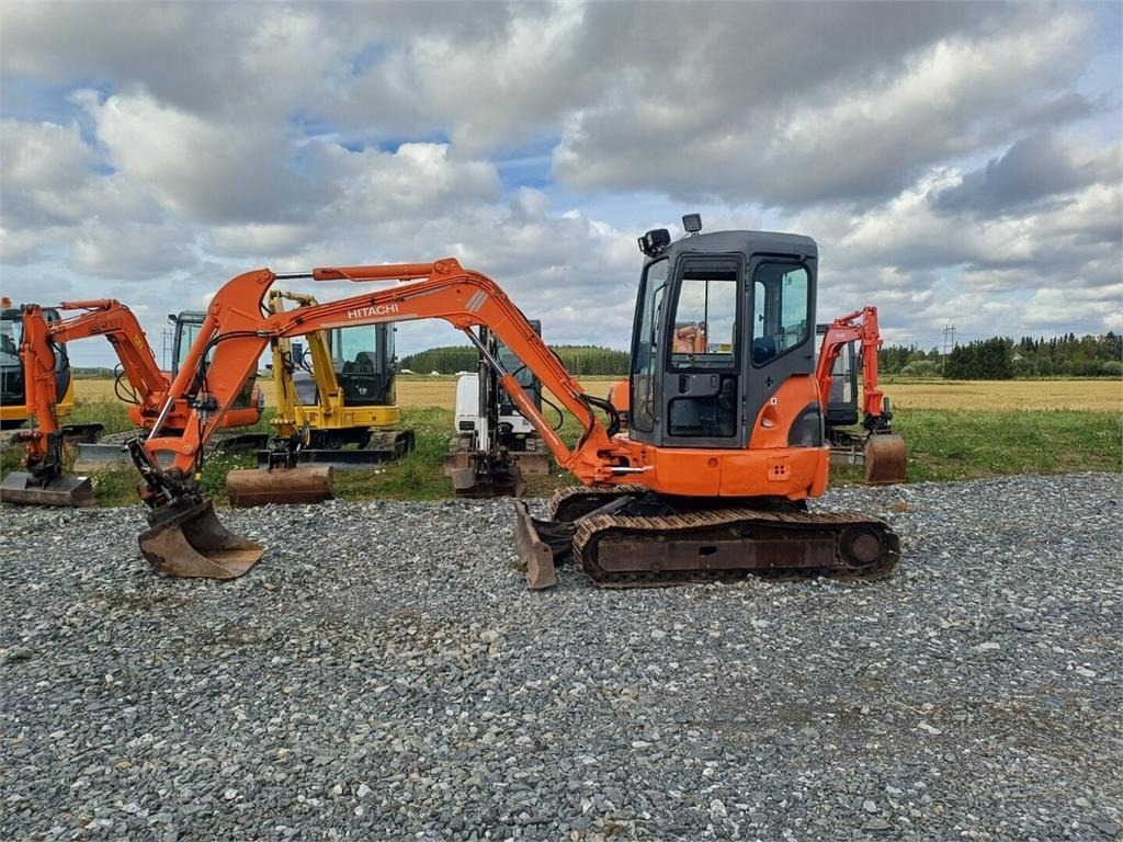 Hitachi EX50U kallistuvalla s40 liittimellä. - Mini pelle: photos 2 Hitachi EX50U kallistuvalla s40 liittimellä. - Mini pelle: photos 2