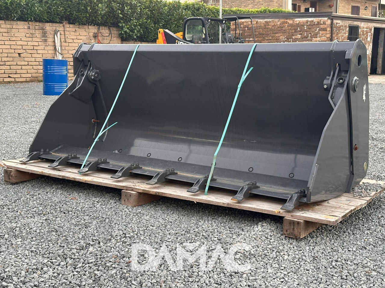 NEW HOLLAND 220 - Godet pour chargeur: photos 2 NEW HOLLAND 220 - Godet pour chargeur: photos 2