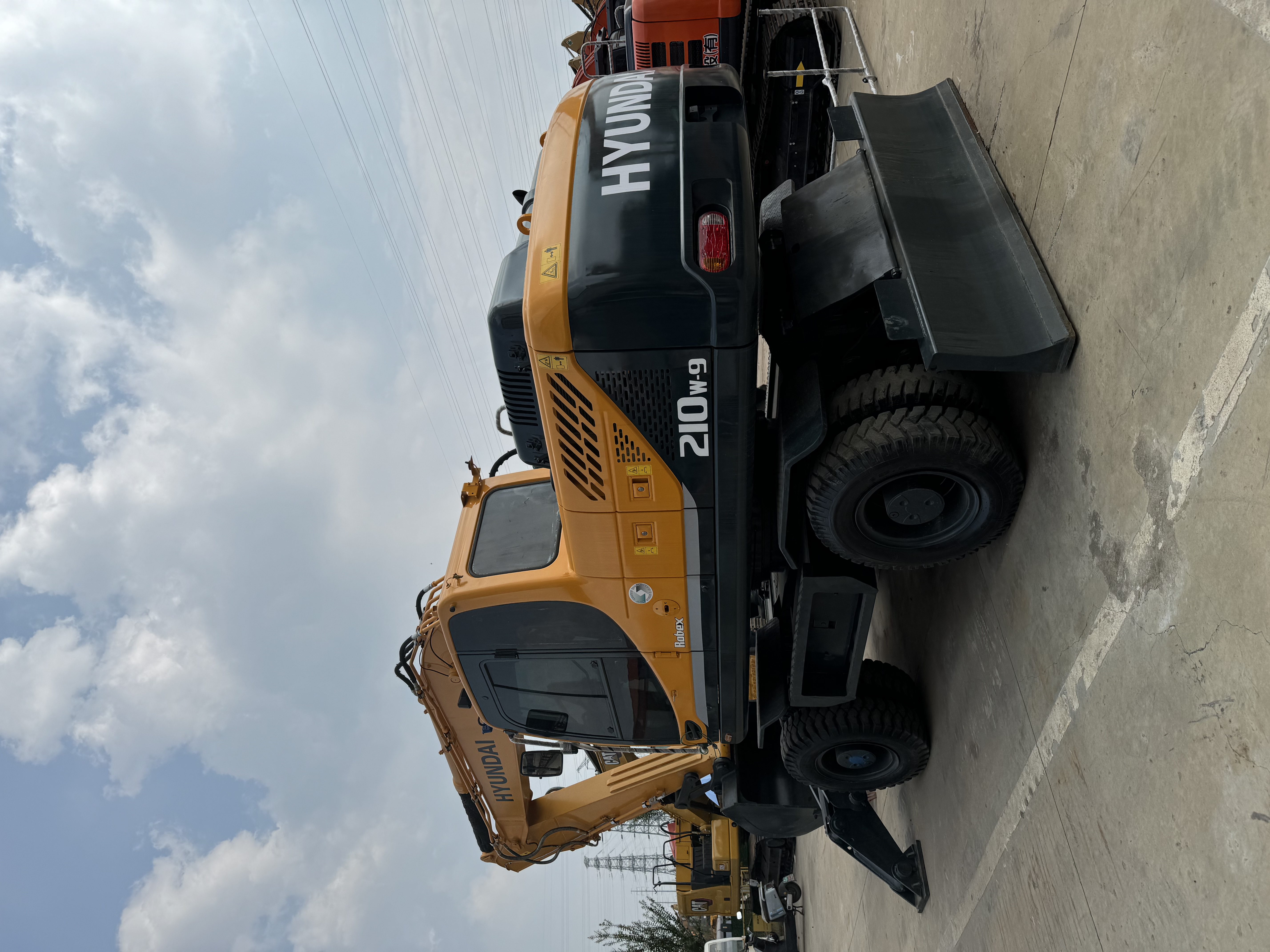 Hyundai 210W-9 - Pelle sur pneus: photos 1 Hyundai 210W-9 - Pelle sur pneus: photos 1