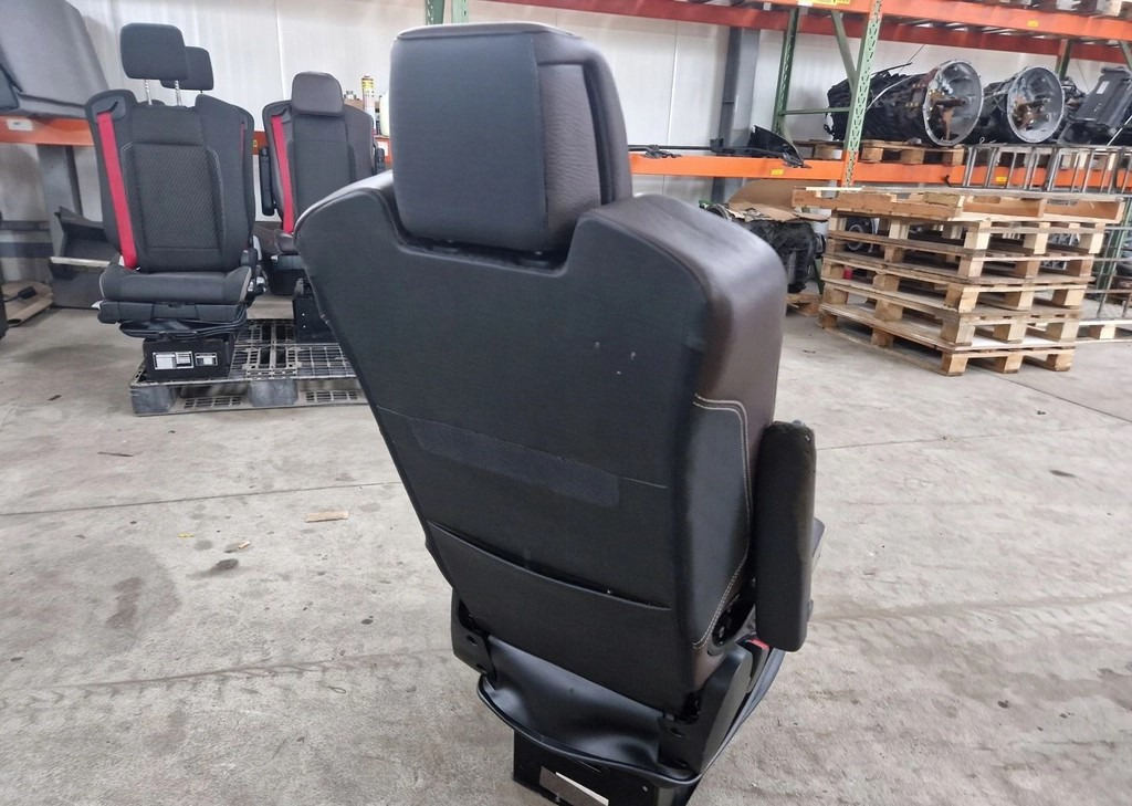 FOTEL KIEROWCY SKÓRA RENAULT GAMA T C K - Siège: photos 3 FOTEL KIEROWCY SKÓRA RENAULT GAMA T C K - Siège: photos 3