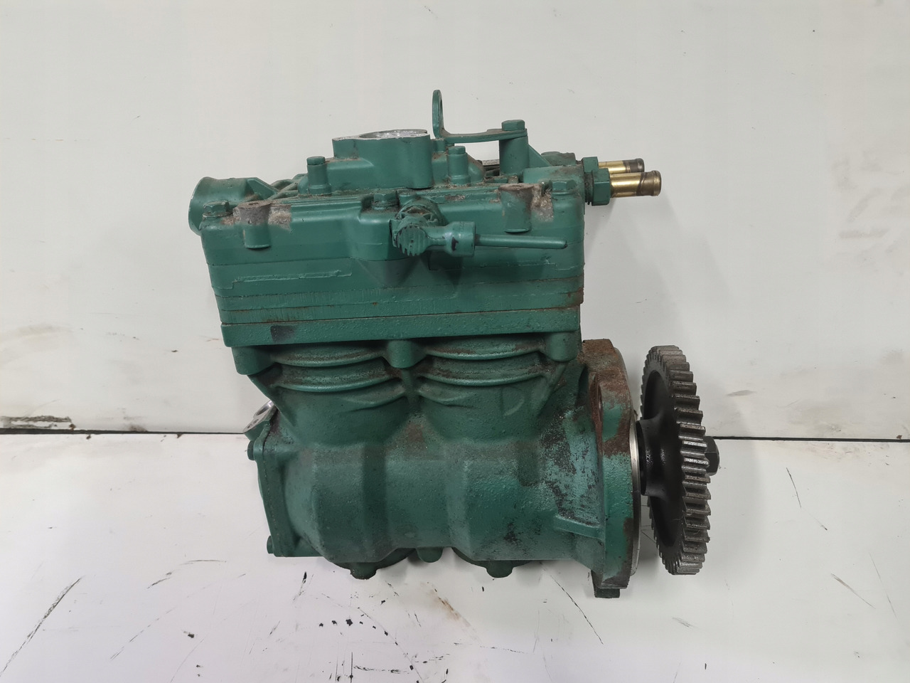 KNORR-BREMSE SPRĘŻARKA KOMPRESOR POWIETRZA RENAULT GAMA T EVO VOLVO FH 5 FM 5 ORYGINAŁ - Compresseur pour Camion: photos 2 KNORR-BREMSE SPRĘŻARKA KOMPRESOR POWIETRZA RENAULT GAMA T EVO VOLVO FH 5 FM 5 ORYGINAŁ - Compresseur pour Camion: photos 2