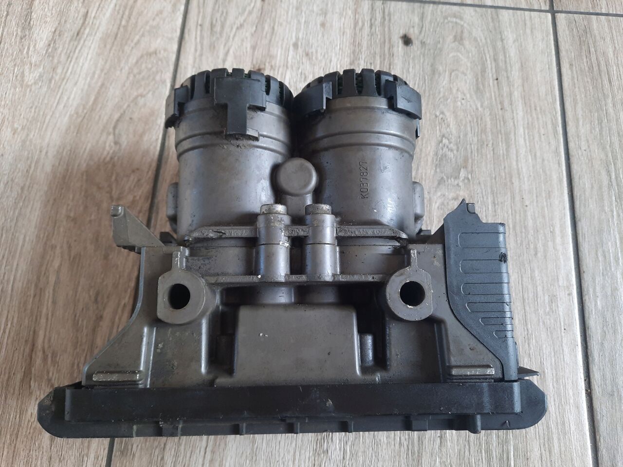 KNORR-BREMSE ZAWÓR EBS TYLNY TYŁ RENAULT GAMA RANGE T RANGE - Valve de frein pour Camion: photos 2 KNORR-BREMSE ZAWÓR EBS TYLNY TYŁ RENAULT GAMA RANGE T RANGE - Valve de frein pour Camion: photos 2