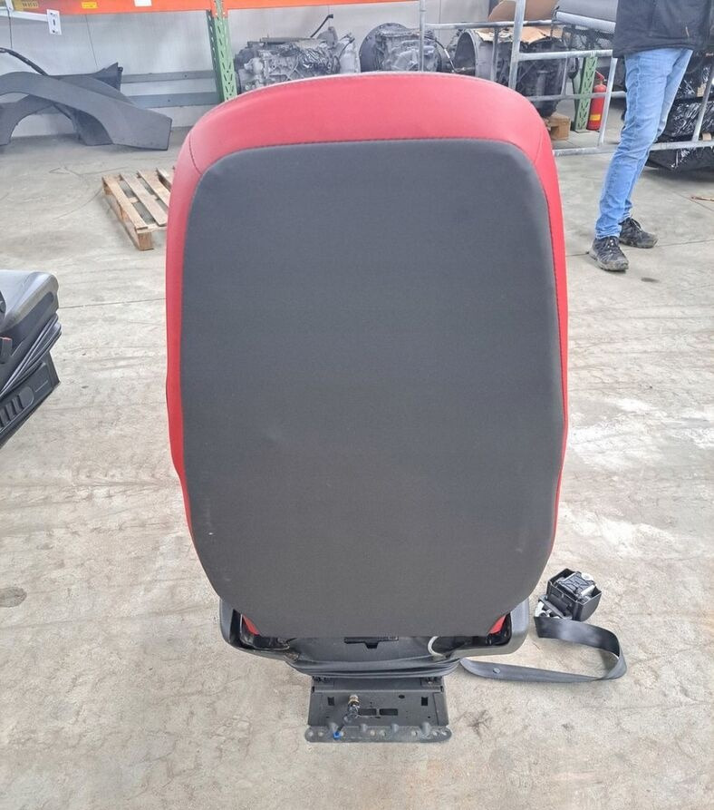 VOLVO FOTEL PASAŻERA PRAWY VOLVO FH 4 FM 4 - Siège pour Camion: photos 5 VOLVO FOTEL PASAŻERA PRAWY VOLVO FH 4 FM 4 - Siège pour Camion: photos 5