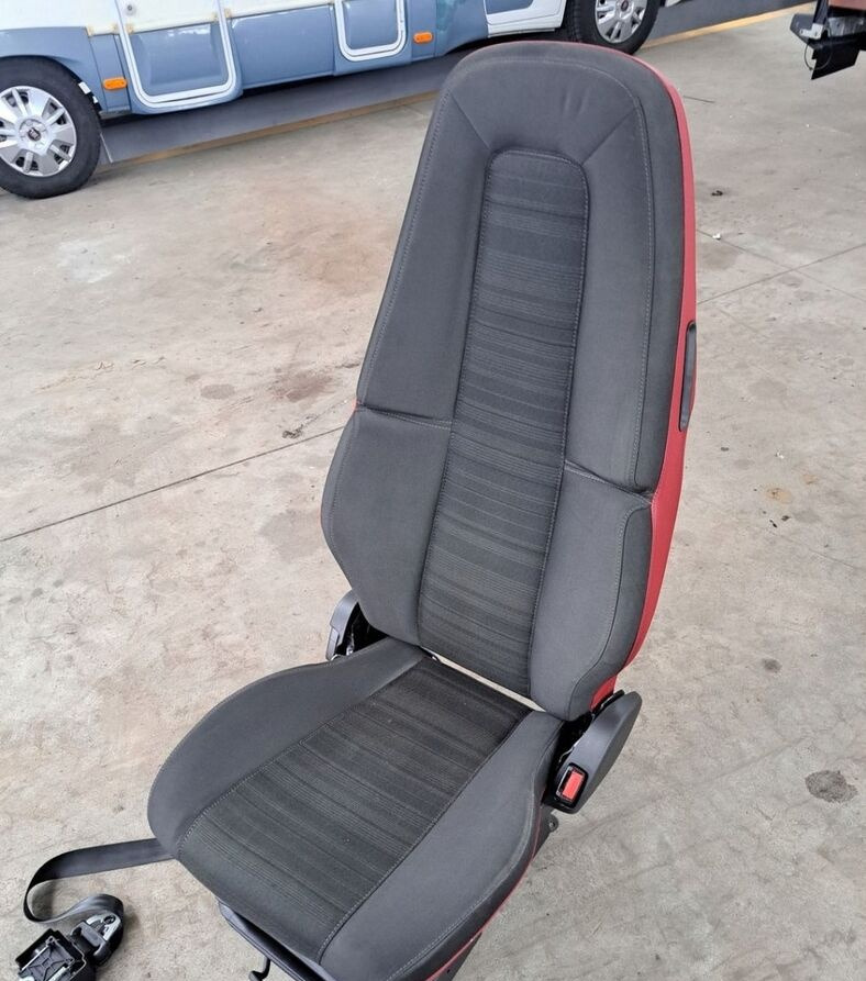 VOLVO FOTEL PASAŻERA PRAWY VOLVO FH 4 FM 4 - Siège pour Camion: photos 1 VOLVO FOTEL PASAŻERA PRAWY VOLVO FH 4 FM 4 - Siège pour Camion: photos 1