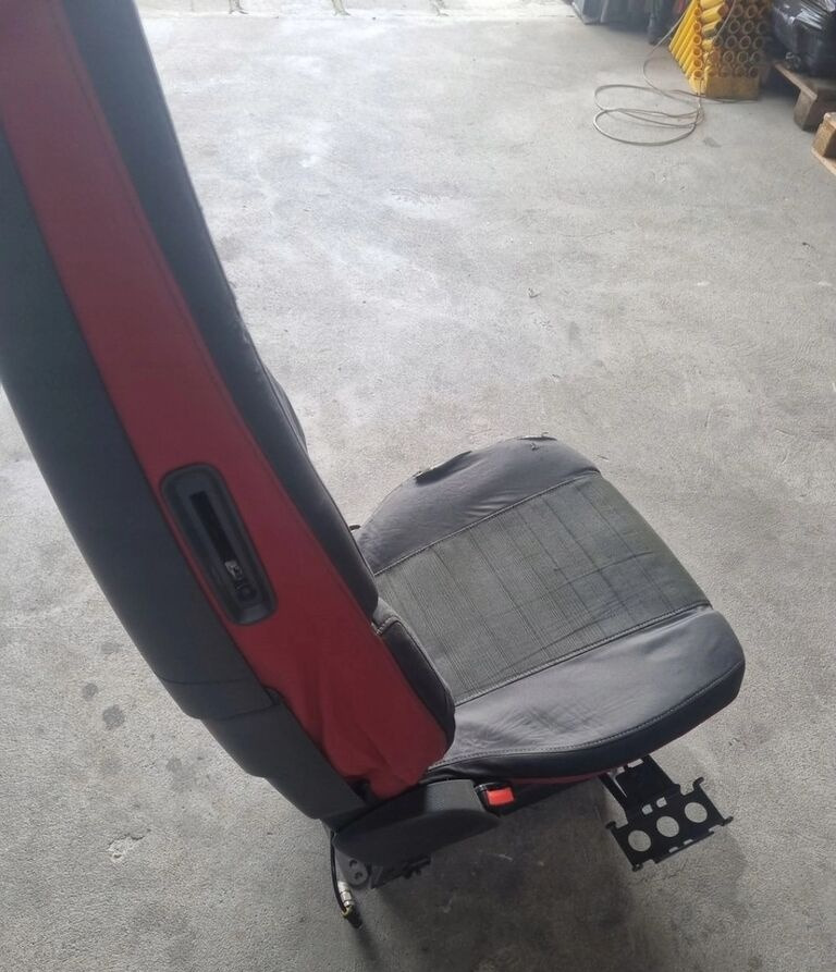 VOLVO FOTEL PNEUMATYCZNY KIEROWCY LEWY VOLVO FH 4 FM 4 AUTOMAT - Siège pour Camion: photos 2 VOLVO FOTEL PNEUMATYCZNY KIEROWCY LEWY VOLVO FH 4 FM 4 AUTOMAT - Siège pour Camion: photos 2