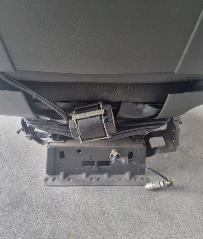 VOLVO FOTEL PNEUMATYCZNY KIEROWCY LEWY VOLVO FH 4 FM 4 AUTOMAT - Siège pour Camion: photos 5 VOLVO FOTEL PNEUMATYCZNY KIEROWCY LEWY VOLVO FH 4 FM 4 AUTOMAT - Siège pour Camion: photos 5