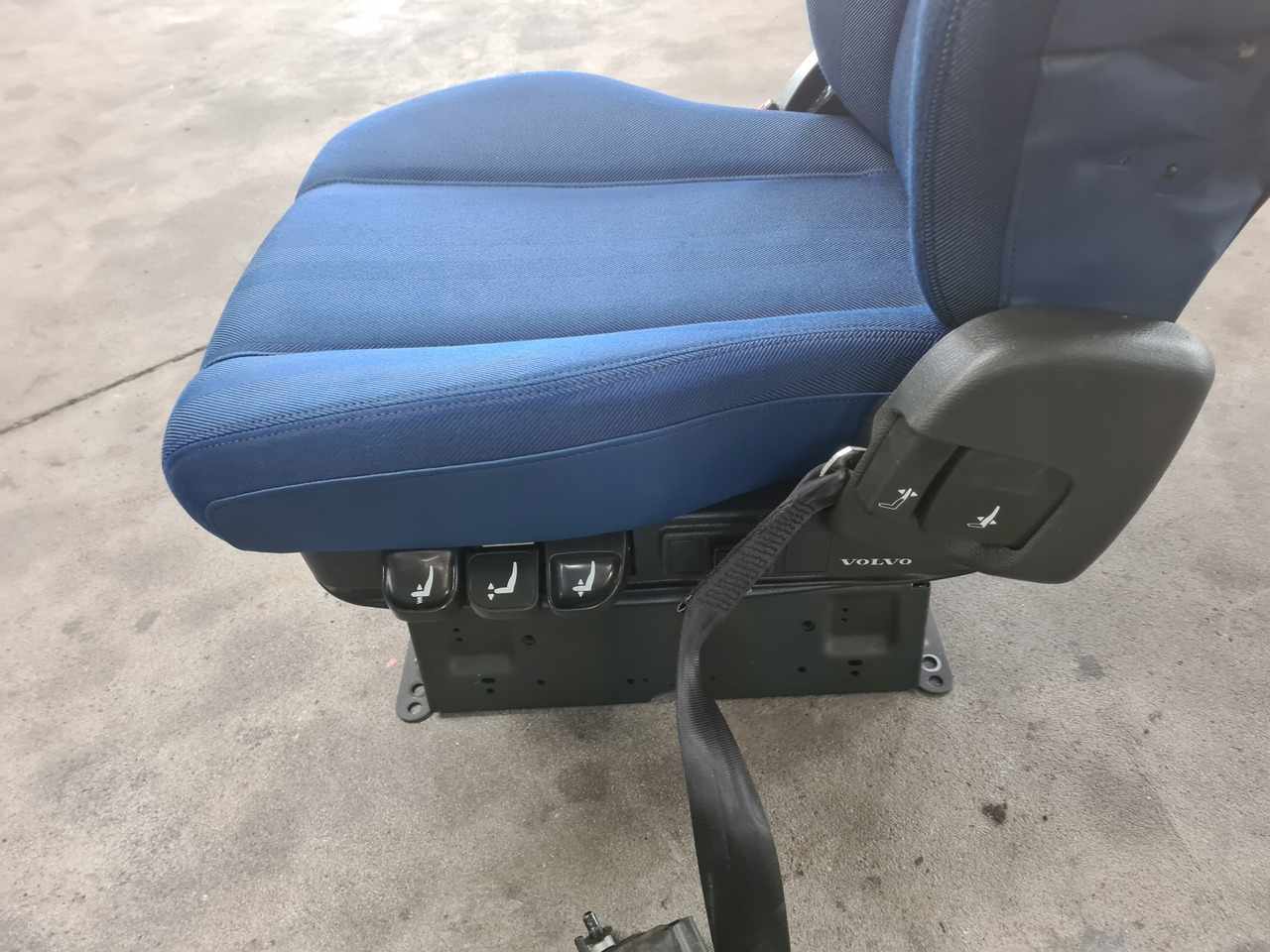 VOLVO FOTEL PNEUMATYCZNY KIEROWCY LEWY VOLVO FH 5 FM 5 - Siège pour Camion: photos 3 VOLVO FOTEL PNEUMATYCZNY KIEROWCY LEWY VOLVO FH 5 FM 5 - Siège pour Camion: photos 3