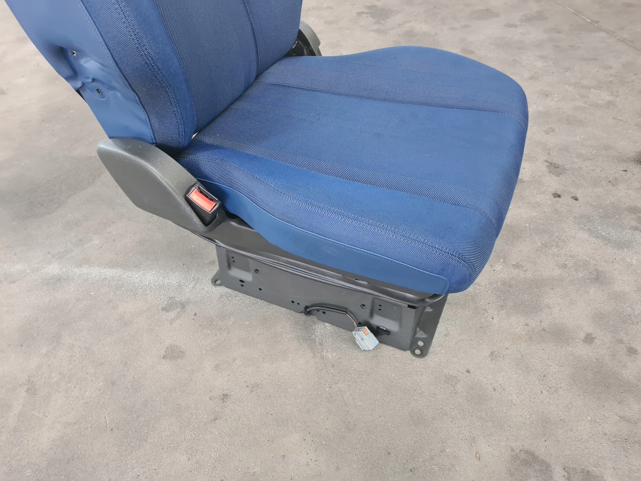 VOLVO FOTEL PNEUMATYCZNY KIEROWCY LEWY VOLVO FH 5 FM 5 - Siège pour Camion: photos 4 VOLVO FOTEL PNEUMATYCZNY KIEROWCY LEWY VOLVO FH 5 FM 5 - Siège pour Camion: photos 4