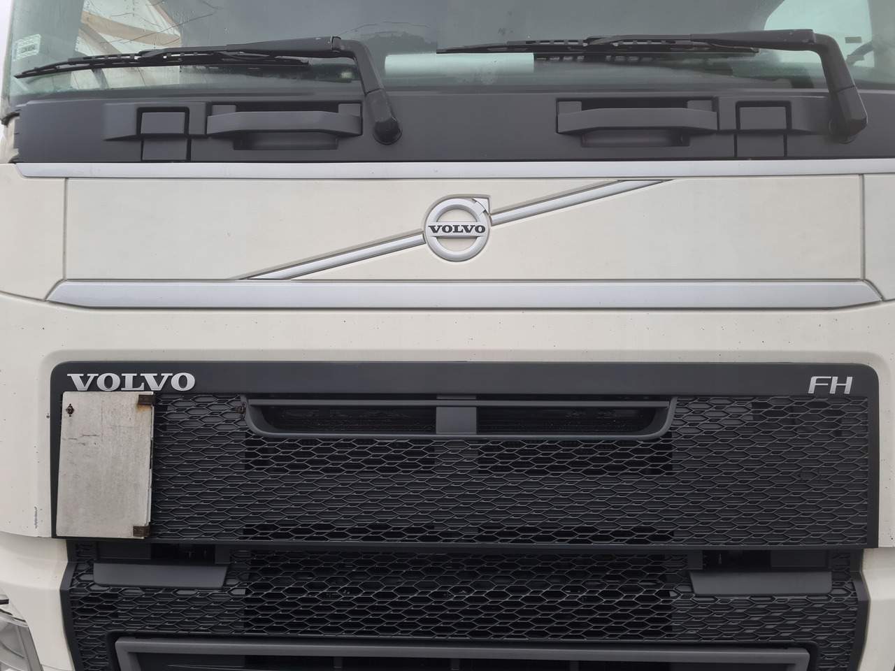 VOLVO MASKA KOMPLETNA GÓRNA ATRAPA KABINY VOLVO FH 4 1108 - Capot pour Camion: photos 5 VOLVO MASKA KOMPLETNA GÓRNA ATRAPA KABINY VOLVO FH 4 1108 - Capot pour Camion: photos 5