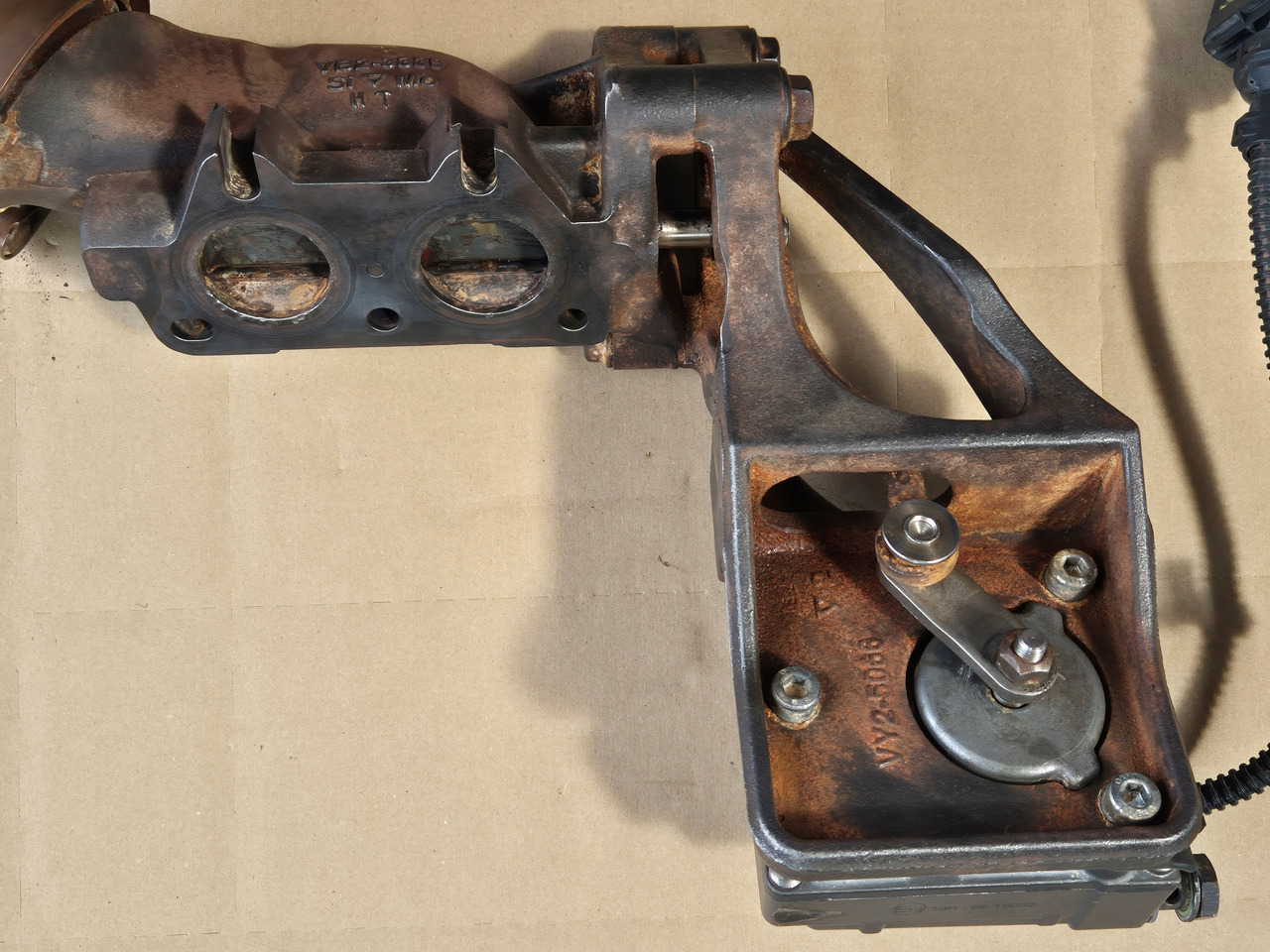 VOLVO ZAWÓR EGR KLAPA EGR RENAULT GAMA EVO TURBO COMPOUND VOLVO FH FM 24328031 - Moteur et pièces pour Camion: photos 1 VOLVO ZAWÓR EGR KLAPA EGR RENAULT GAMA EVO TURBO COMPOUND VOLVO FH FM 24328031 - Moteur et pièces pour Camion: photos 1