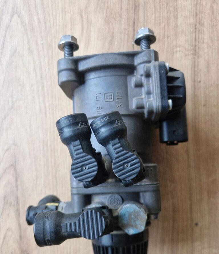 ZAWÓR GŁÓWNY HAMULCOWY POD PEDAŁ FORD F-MAX CARGO EURO 6 | ID: 6125030914 Ford F-MAX CARGO - Pièces de frein pour Camion: photos 1 ZAWÓR GŁÓWNY HAMULCOWY POD PEDAŁ FORD F-MAX CARGO EURO 6 | ID: 6125030914 Ford F-MAX CARGO - Pièces de frein pour Camion: photos 1