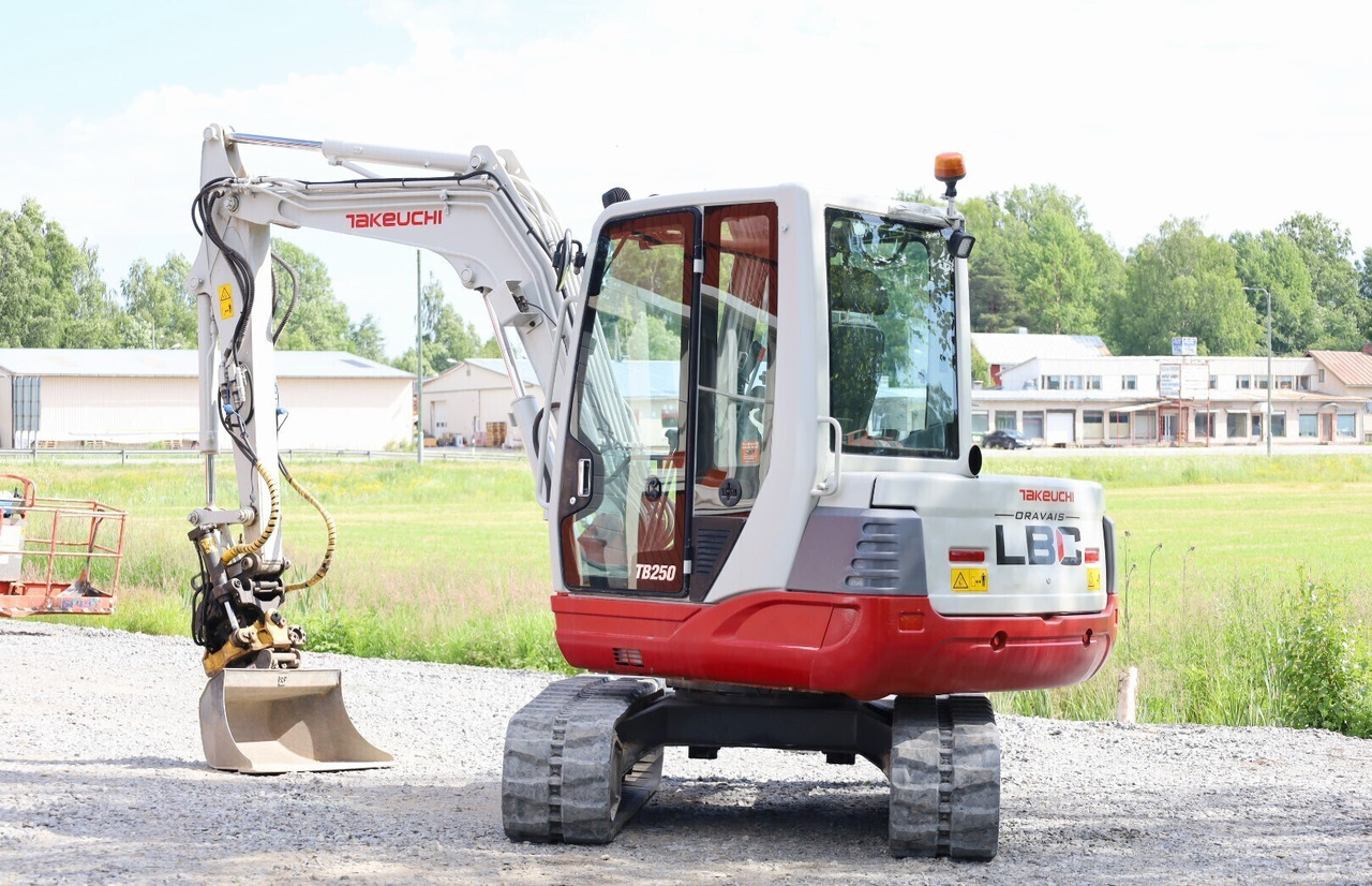 Takeuchi TB250 - Mini pelle: photos 3 Takeuchi TB250 - Mini pelle: photos 3