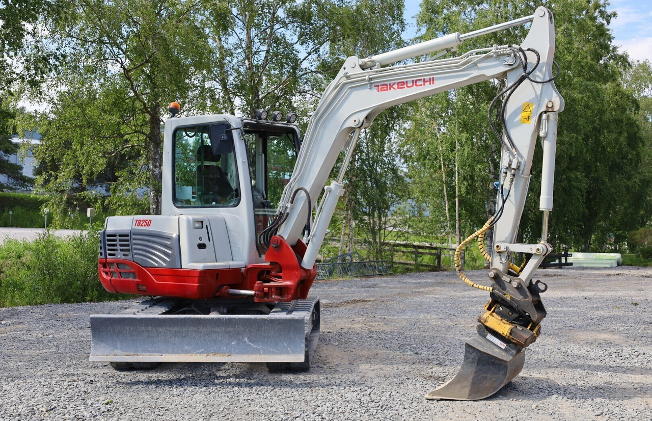 Takeuchi TB250 - Mini pelle: photos 4 Takeuchi TB250 - Mini pelle: photos 4