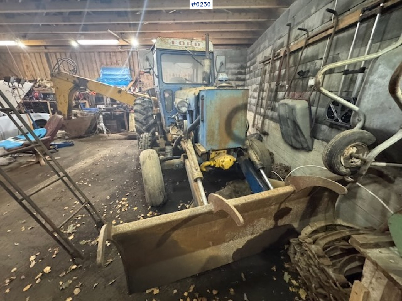 1968 Ford 5000 w/ digger, front cutter and 3 buckets! - Tracteur agricole: photos 3 1968 Ford 5000 w/ digger, front cutter and 3 buckets! - Tracteur agricole: photos 3