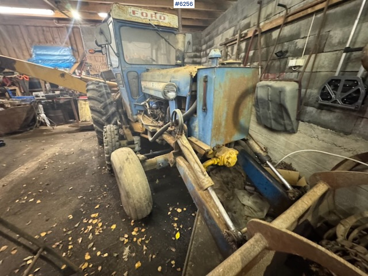 1968 Ford 5000 w/ digger, front cutter and 3 buckets! - Tracteur agricole: photos 4 1968 Ford 5000 w/ digger, front cutter and 3 buckets! - Tracteur agricole: photos 4