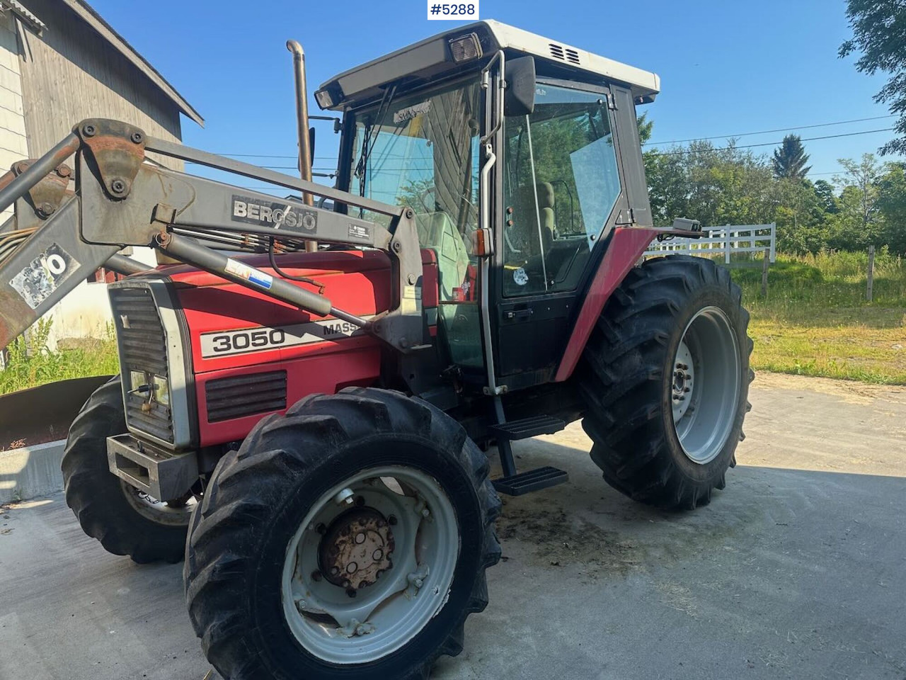 1987 Massey-Ferguson with front loader and round bale lifter. SEE VIDEO. - Tracteur agricole: photos 1 1987 Massey-Ferguson with front loader and round bale lifter. SEE VIDEO. - Tracteur agricole: photos 1