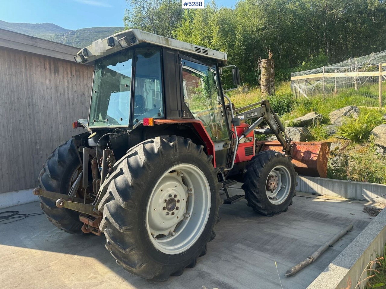 1987 Massey-Ferguson with front loader and round bale lifter. SEE VIDEO. - Tracteur agricole: photos 5 1987 Massey-Ferguson with front loader and round bale lifter. SEE VIDEO. - Tracteur agricole: photos 5