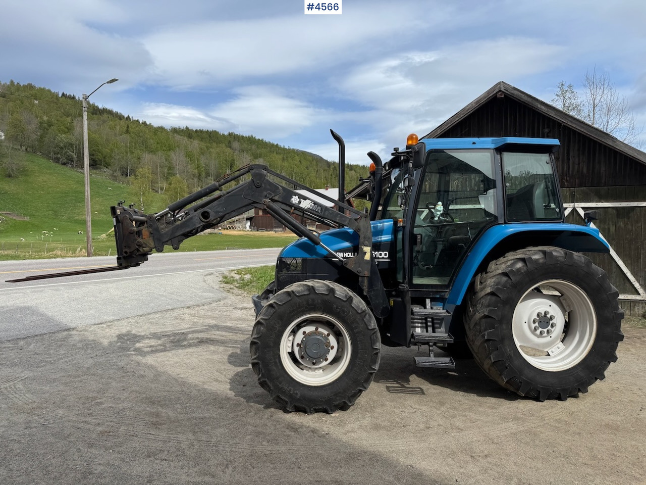 1998 New Holland TS 100 w/front loader and some equipment - Tracteur agricole: photos 1 1998 New Holland TS 100 w/front loader and some equipment - Tracteur agricole: photos 1
