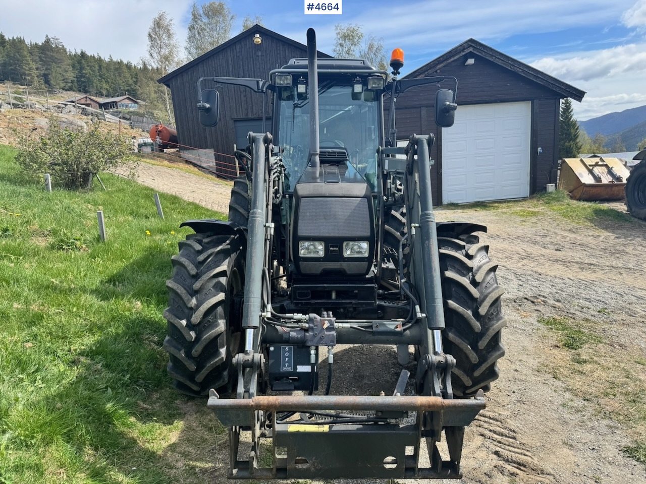 2003 Valtra A85-4 4x4 with Front Loader – 4450 hours! - Tracteur agricole: photos 4 2003 Valtra A85-4 4x4 with Front Loader – 4450 hours! - Tracteur agricole: photos 4