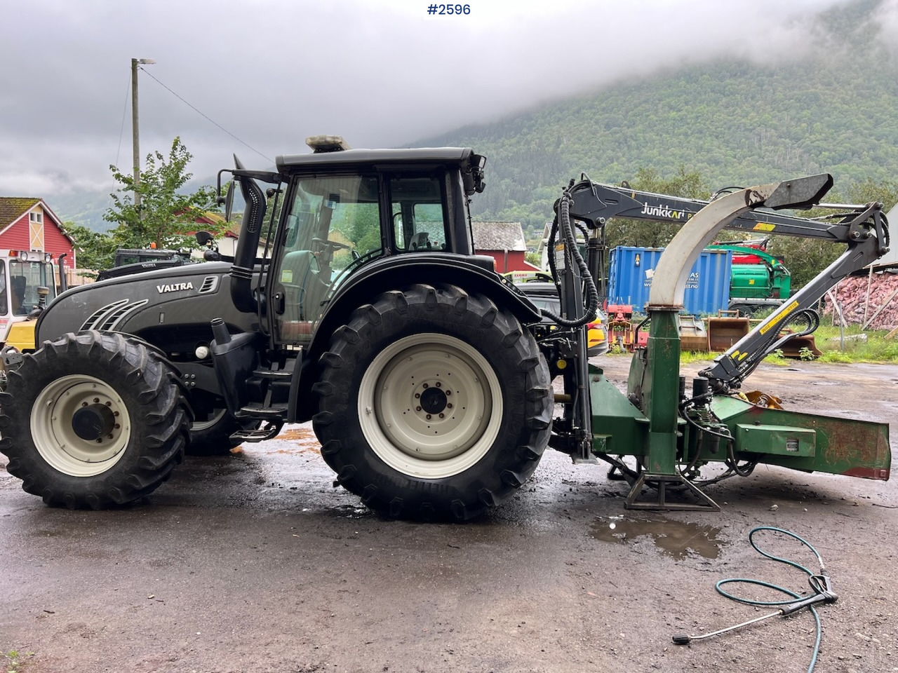 2010 Valtra T182 Versu Tractor w/ 2015 NHS 300E Chipper and 2015 Junkkari P4169 Crane - Tracteur agricole: photos 2 2010 Valtra T182 Versu Tractor w/ 2015 NHS 300E Chipper and 2015 Junkkari P4169 Crane - Tracteur agricole: photos 2