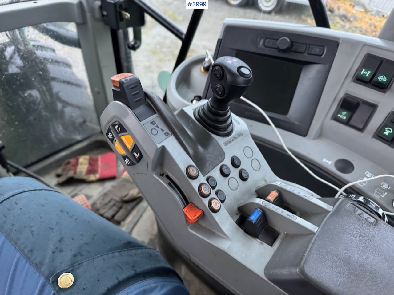 Crédit-bail de  2012 Claas Arion 640 w/ front loader 2012 Claas Arion 640 w/ front loader: photos 18