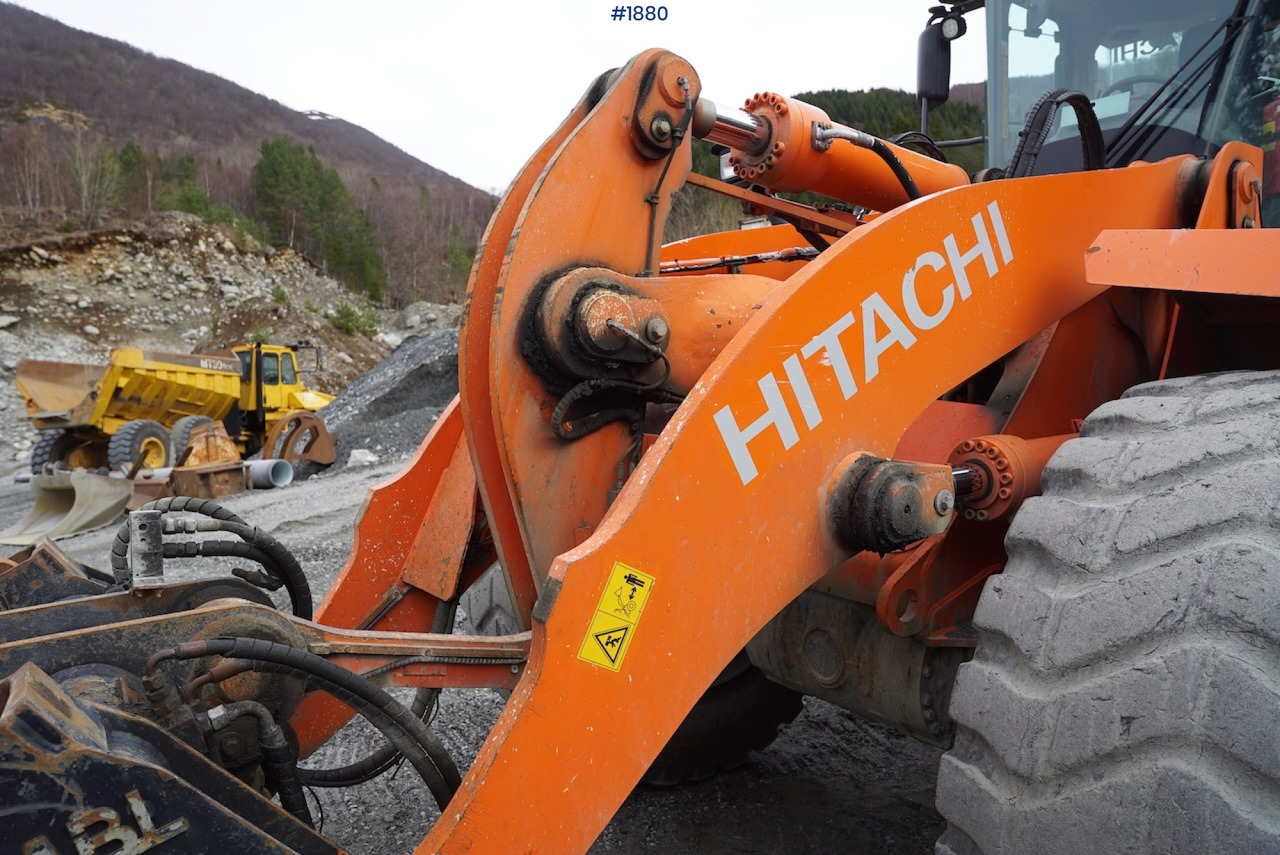 Chargeuse sur pneus 2012 Hitachi ZW220: photos 18