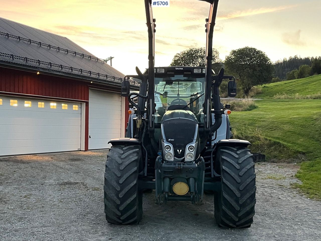 2014 Valtra N143 Direct, well equipped! - Tracteur agricole: photos 2 2014 Valtra N143 Direct, well equipped! - Tracteur agricole: photos 2