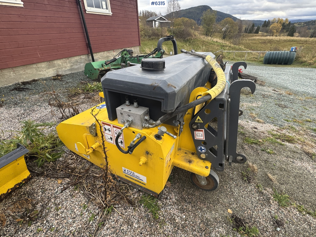 2016 VAMA 2000 Sweeping broom w/ side broom - Brosse: photos 1 2016 VAMA 2000 Sweeping broom w/ side broom - Brosse: photos 1