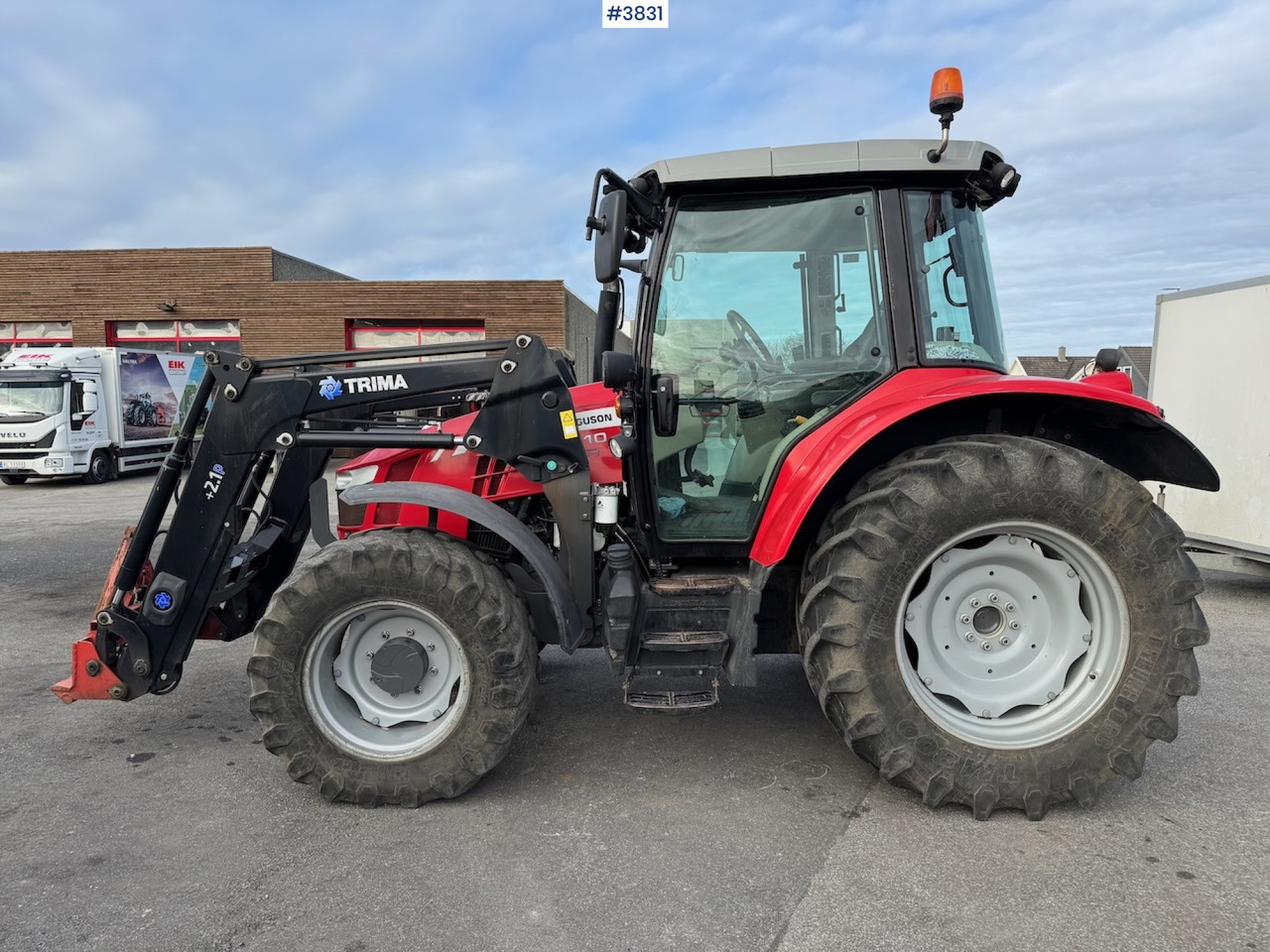 Tracteur agricole 2017 Massey Ferguson 5610 w/front loader.: photos 1