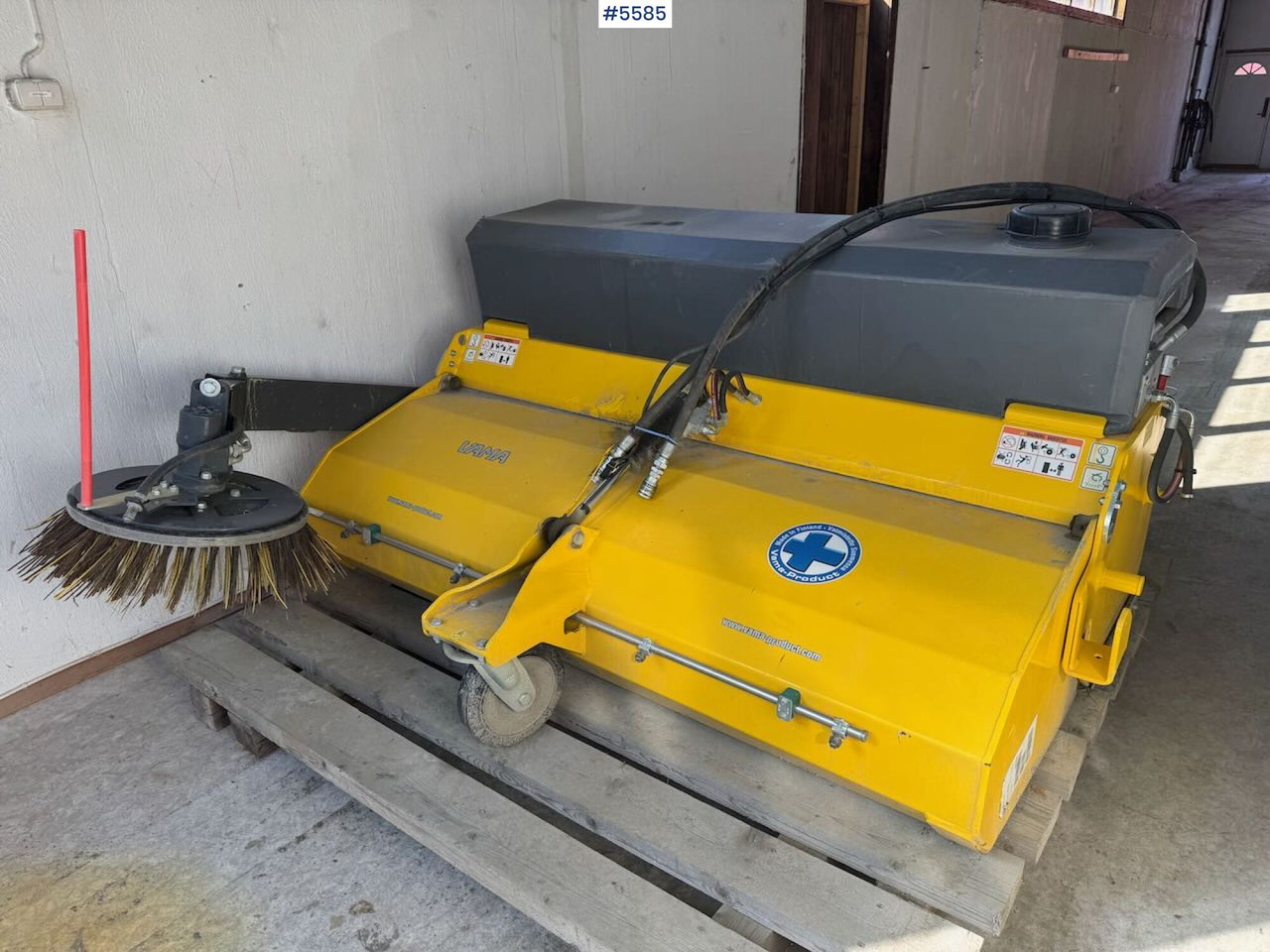 2019 Vama EHK A 2000 sweeper with collector - Brosse: photos 1 2019 Vama EHK A 2000 sweeper with collector - Brosse: photos 1