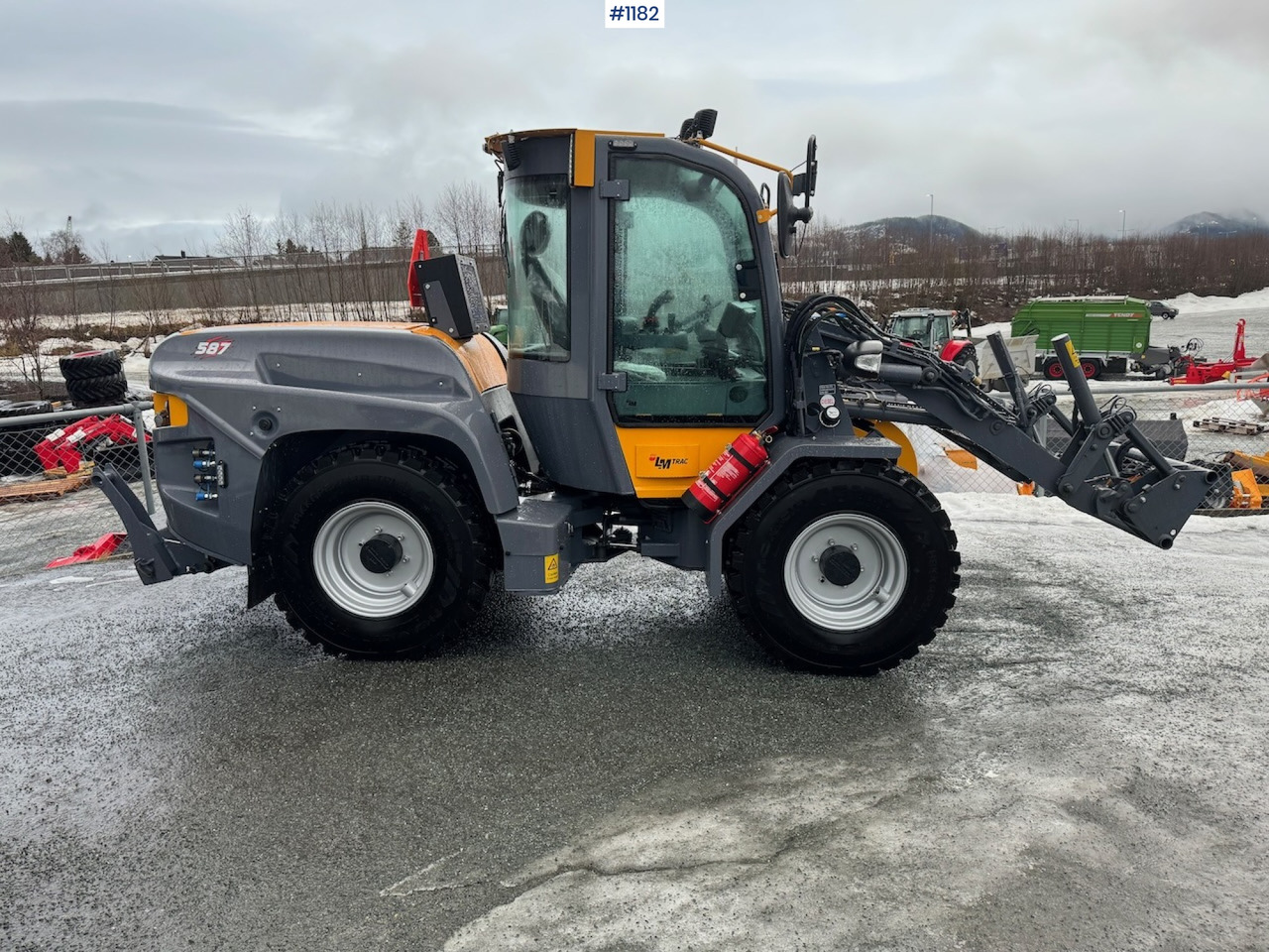 Valet de ferme 2023 LM Trac 587, DEMO, LIKE NEW!: photos 7 Valet de ferme 2023 LM Trac 587, DEMO, LIKE NEW!: photos 7