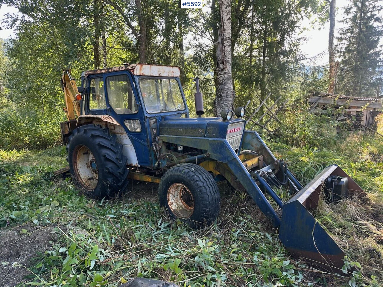 Circa 1974 Ford 4000 tractor w/ front loader and excavator. REP.OBJECT - Tracteur agricole: photos 1 Circa 1974 Ford 4000 tractor w/ front loader and excavator. REP.OBJECT - Tracteur agricole: photos 1