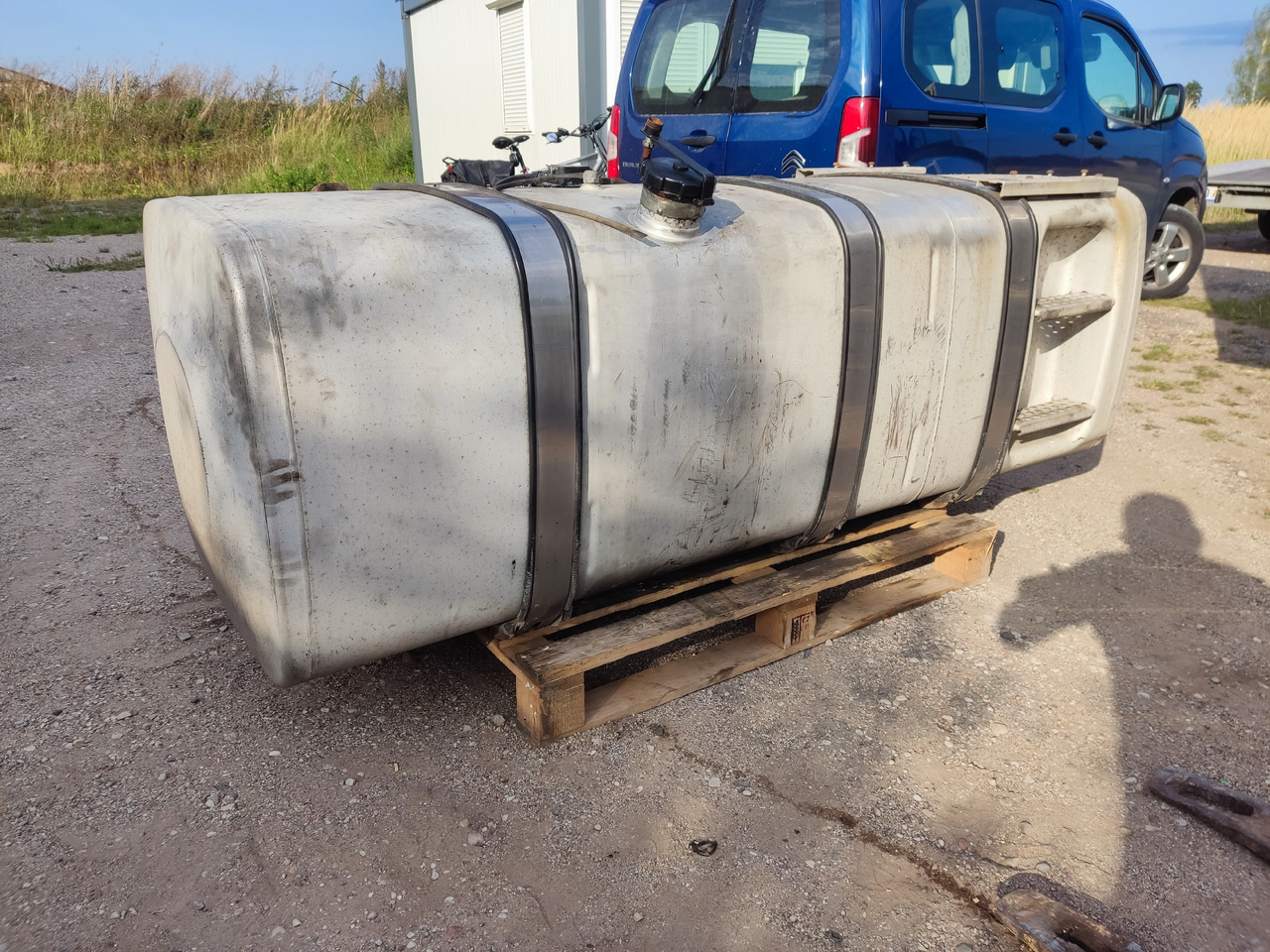 MAN TGA TGX fuel tank 910L - Réservoir de carburant: photos 1 MAN TGA TGX fuel tank 910L - Réservoir de carburant: photos 1