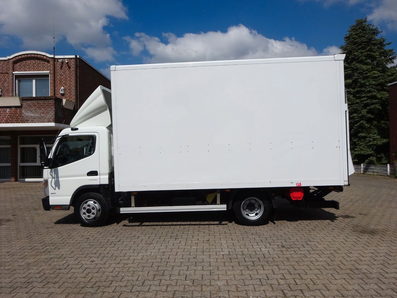 FUSO Canter 7C18 + LBW 4x2 - Fourgon grand volume: photos 3 FUSO Canter 7C18 + LBW 4x2 - Fourgon grand volume: photos 3